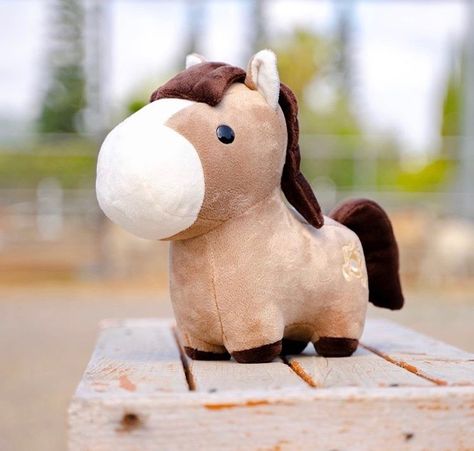 Horse Plushie, Kawaii Horse, Sewn Dolls, Character Portrait, Kawaii Plush, Cute Pillows, Portrait Ideas, Cute Stuffed Animals, Cute Room Decor