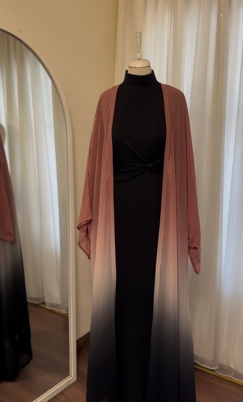 Abaya Ideas, Outfits Muslim, Abaya Collection, Modest Dresses Fashion, Modest Fashion Hijab, Stylish Short Dresses, Pakistani Fancy Dresses, Mode Abaya, Modest Dresses Casual