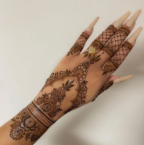 Inside Of Hand Henna, Henna Designs Long, Model Henna, Hannah Designs, Henna Designs Arm, Eid Mehendi, Back Hand Henna Design, Arabic Bridal Mehndi Designs, Back Hand Henna