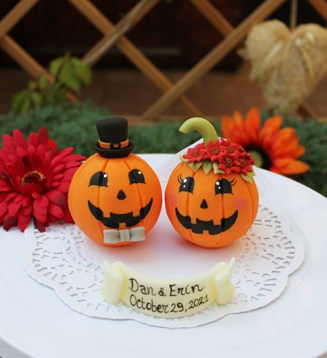 Pumpkin Wedding Cake, Pumpkin Wedding Cakes, Cute Cake Toppers, Gothic Wedding Cake, Halloween Torte, Topper Halloween, Pumpkin Wedding, Thanksgiving Wedding, Groom Wedding Cakes