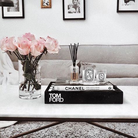 Blogger Style : 18 Images of Inspiration with @janicejoostemaa - Cool Chic Style Fashion Bougie Decor, Cozy Minimalism, Janice Joostema, Coffee Table Books Decor, Wedding Salon, Books Decor, Coffee Table Styling, 아파트 인테리어, Foto Tips