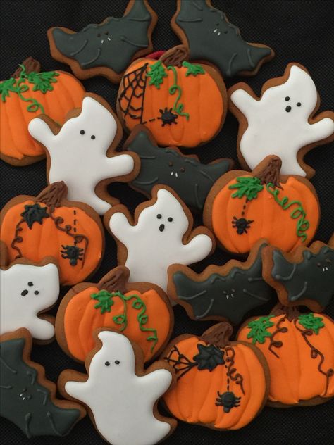 Halloween cookies # gingerbread Gingerbread Cookies Halloween, Halloween House Cookies Decorated, Halloween Gingerbread Cookies, Halloween Gingerbread Men, Halloween Ideas 2022, Gingerbread Halloween, Halloween Cookie Treats, Halloween Cookie Designs, Halloween Mad