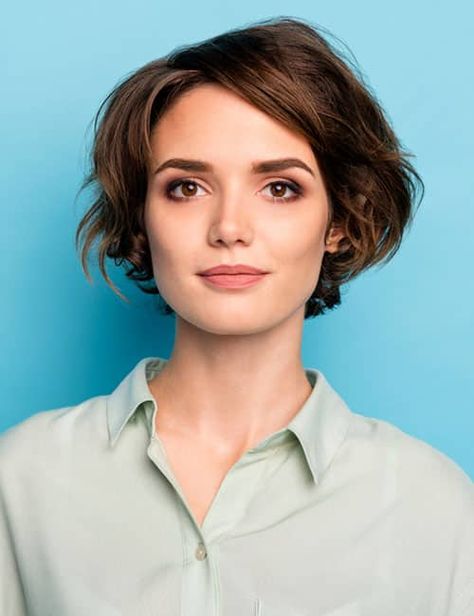 Brown layered bob hairstyle for a square face Styles For Thinning Hair, Hairstyles For Square Faces, Growing Out Pixie, Super Short Haircuts, Haircut For Square Face, Long Layered Cuts, S Haircut, Square Face Hairstyles, Hair Color Burgundy