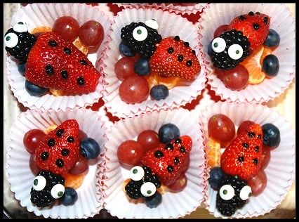 Check out these super cute "Lady Bug" Healthy Valentine's Day Snacks for Kids. Your little ones will LOVE them. Bug Treats, Fruit Cups For Party, Valentines Fruit, Valentines Healthy Snacks, Kindergarten Snacks, Bug Snacks, Kids Valentines Day, Valentines Snacks, Healthy Valentines