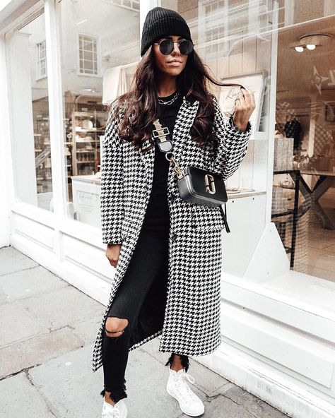 Hams Exercise, Phoebe Gore, Houndstooth Coat Outfit, Island Outfits, Nyc Outfits, Island Outfit, Trench Coat Outfit, Houndstooth Coat, Classic Style Outfits