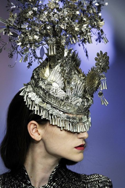 Alexander McQueen SS08, "La Dame Bleue", Dazed Digital Philip Treacy Hats, Philip Treacy, Savage Beauty, Sarah Burton, Mcqueen Fashion, Hippy Chic, Head Piece, Shooting Photo, Fashion Details