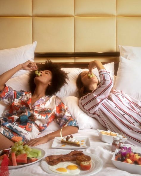 Breakfast in bed Bff Photoshoot, Bff Goals, Bestie Gifts, Birthday Gifts For Best Friend, Bff Pictures, Friend Goals, Bff Gifts, Pajama Party, Best Friend Goals