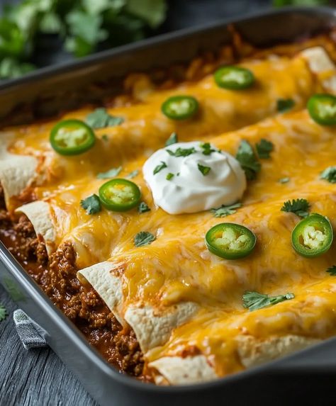 Easy Baked Burritos, Oven Baked Burritos, Baked Burrito Casserole, Burrito Casserole Recipe, Baked Burritos, Baking Dish Recipes, Burrito Casserole, Chicken Cake, Comfort Casseroles