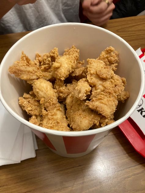 Balde de pollo frito de Kentucky Fried Chicken Fried Chicken Bucket, Fried Chicken Kfc, Chicken Bucket, Kentucky Fried Chicken, Kfc Chicken, Kentucky Fried, Food Obsession, Fried Chicken, Nom Nom