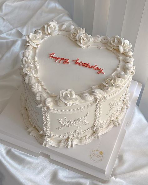 🌱Michelle🌱 on Instagram: "Romantic white piping, xl vintage heart   #studiosweetly #vintageheartcake #floralcake #buttercreampiping #buttercreamflowers #weddingcake #birthdaycake #buttercreamcakes #cakecakecake #cakedesign #flowerpiping #nycake #nycdessert #nyc" Wedding Cake Intricate Piping, Vintage Heart Wedding Cake, White Vintage Heart Cake, White Heart Cake, White Vintage Cake, White Cake Design, Heart Cake Decoration, 2 Weeks Notice, White Birthday Cake