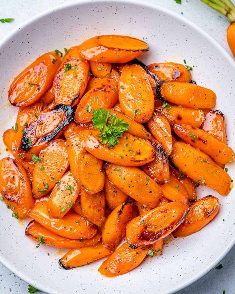 top view roasted carrots on a white plate Honey Roasted Potatoes And Carrots, Sauce For Carrots, Honey Glazed Carrots Recipe, Honey Glazed Roasted Carrots, Caramelized Carrots, Honey Carrots, Glazed Carrots Recipe, Honey Glazed Carrots, Honey Roasted Carrots