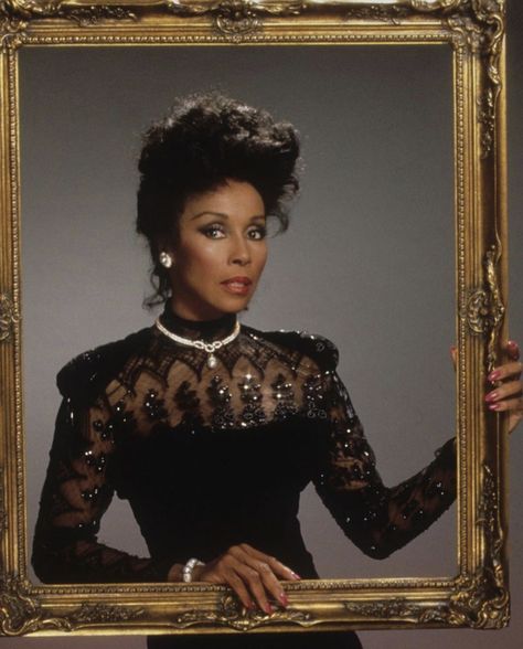 Actress Diahann Carroll Passes Away Diahann Carroll Style, Dianne Carroll Fashion, Diahann Carroll 70s, Queen Amaya, Dominique Deveraux Diahann Carroll, Dianne Carroll, Diane Carroll Vintage, Diane Carroll, 60s Fashion Icons