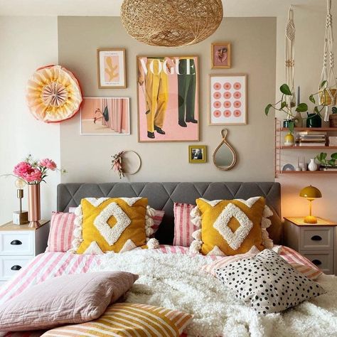 What Colour To Paint Bedroom, Bedroom Inspiration Colorful, Pink And Yellow Room, Yellow And Pink Bedroom, Colourful Bedroom Ideas, Fun Bedroom Ideas, Pink And Yellow Bedroom, Trendy Bedroom Decor, Vibrant Bedroom