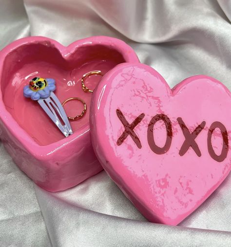 Easy Clay Sculptures, Strawberry Heart, Amazon Decor Finds, Clay Box, Diy Pottery Painting, Diy Air Dry Clay, Amazon Decor, Clay Diy Projects, Clay Crafts Air Dry