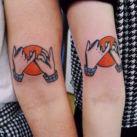 Traditional best friend matching tattoo Pinky Promise Tattoo, Yin En Yang, Promise Tattoo, Matching Best Friend Tattoos, Tattoos Infinity, Tattoo Placements, Tattoo Trend, Bff Tattoos, Matching Couple Tattoos