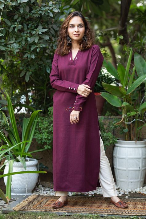 Stright Kurties Designs Latest, Churidar Neck, A Line Kurti, Churidar Neck Designs, Indian Salwar Suit, Long Kurta, Designer Kurti Patterns, Kurti Patterns, Casual Indian Fashion