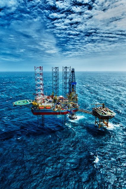 Offshore Oil Rig, Diy Solar Power System, Oilfield Trash, Oil Rig Jobs, Oilfield Life, Petroleum Engineering, Texas Oil, Water Well Drilling, Oil Platform