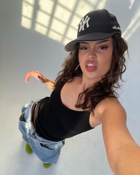 New Era Cap Outfit Woman, Koleen Diaz Outfits, Summer Manifestations, Baddie Energy, Koleen Diaz, Tuff Fits, Fem Fashion, Streetwear Caps, 2024 Fits