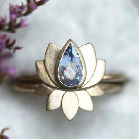 Engagement Ring Floral, Unique Sapphire Rings, Danty Jewelry, Jewelry Guide, Peach Sapphire Engagement Ring, Jewlery Necklace, Sapphire Engagement Ring Set, Lotus Ring, Jewellery Bracelets