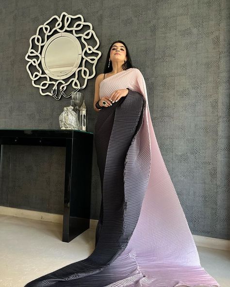 GURLEEN (@gurleengambhir) • Instagram photos and videos Crushed Saree, Pleated Saree, Classy Blouses, Bridesmaid Saree, Sari Dress, Saree Trends, Party Wear Indian Dresses, Stylish Sarees, Wear Saree