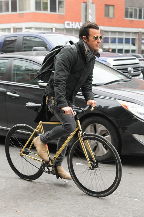 Justin Theroux from The Big Picture  Ride on! The actor goes for a bike ride around town in New York City. Urban Cycling Fashion, City Bike Men, City Bike Style, Urban Bike Style, Bicycle Chic, Urban Bicycle, Men Cycling, Urban Cycling, Justin Theroux