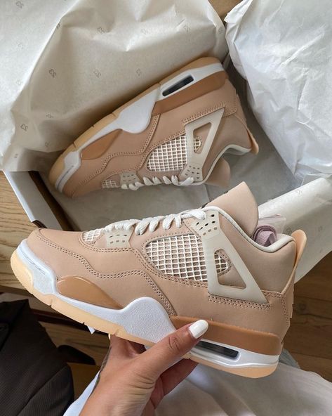 Jordans 4, Jordan 4 Shoes, Nike Jordan 4, Nike Shoes Women Fashion, Pretty Sneakers, Retro Outfit, Retro Basketball Shoes, Trendy Shoes Sneakers, Nike Shoes Girls