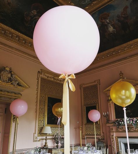 Our gorgeous pink and gold giant balloons tied with a satin ribbon bow at the splendidly sumptuous Stanford Hall in Leicestershire Balloons With Ribbon Tails, Ballon Ribbon Ideas, Balloon Ribbon Ideas, Jumbo Balloon Centerpiece, Balloons With Ribbon Bows, Balloon With Bow, Big Balloon Decorations, Ribbon Birthday Decorations, Large Balloons With Tassels