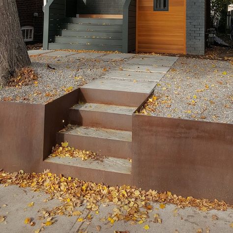 Wood Deck Steps, Terrace House Garden, Steel Retaining Wall, Stepping Stone Walkways, Retaining Wall Design, Landscape Stairs, Garden Retaining Wall, Wall Design Ideas, Landscaping Retaining Walls