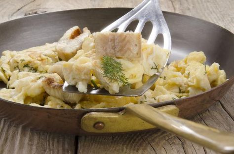 How to Cook Scrambled Eggs With Sardines How To Eat Sardines, Egg Dishes Recipes, Sardines Recipe, Turnip Salad, Sardine Salad, Flake Recipes, Eggs Potatoes, Fish Cakes Recipe, Sardine Recipes