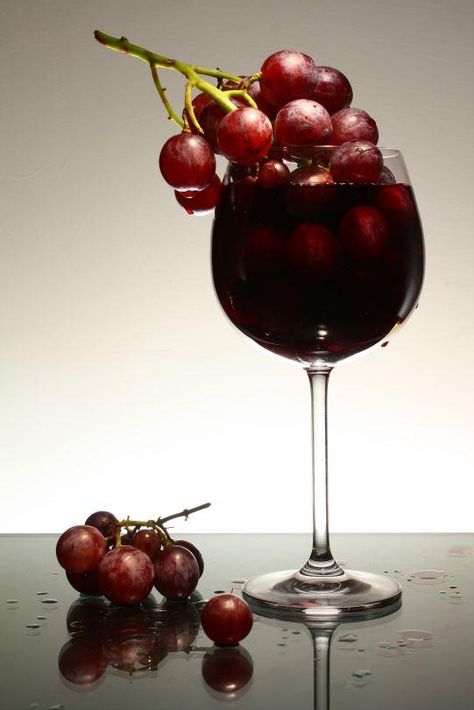 grapes and wine - from the producer to the consumer Making Wine From Grapes, Wine Glass Photography, Wine Drawing, Grapes And Wine, Wine Pics, White Wine Sangria, Wine Sangria, Sangria Wine, Wine Shelf