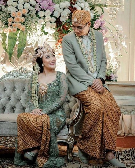 Pose Foto Pernikahan, Wedding Dress Hijab, Pose Pengantin, Javanese Wedding, Wedding Photo List, Foto Wedding, Wedding Photoshoot Props, Wedding Muslim, Wedding Photoshoot Poses