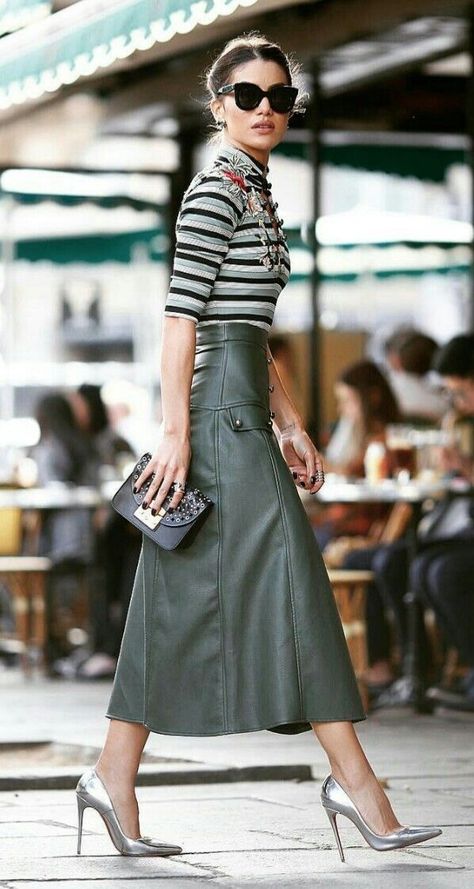 Green Leather Skirt, Street Style Skirt, Rok Outfit, Leather Skirt Outfit, Paris Mode, Mode Chic, Chic Outfit, Looks Chic, Inspired Outfits