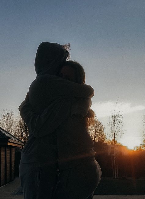 Cute Hugging Couple Photos, Cute Couple Hugging Sunset, Hugs Astetic, Big Hug Aesthetic, Hug Couples Goals Aesthetic, Reunion Aesthetic Hug, Hug Astethic, Hug Aesthetic Faceless, Cute Hugging Pictures Couple