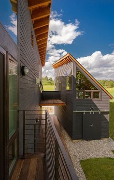 I love everything about this modular house experience...  Kristen L'Esperance Flat Roof House Designs, Flat Roof Design, The Projector, House Contemporary, Flat Roof House, Steel Framing, Contemporary Exterior, Shed Roof, Lakefront Homes