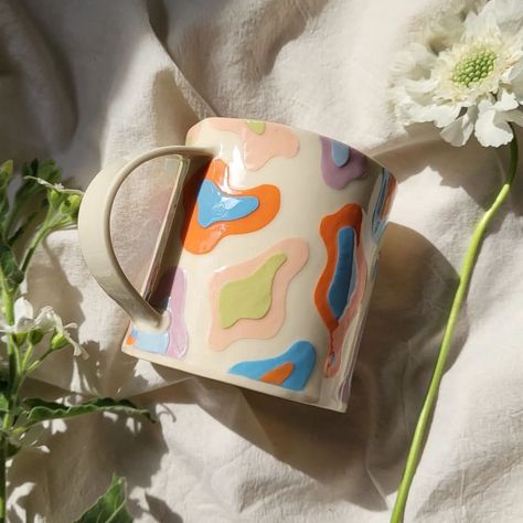 Ceramics mugs ❤️ na Instagramie: „Colorful ceramic mug by @studio.han.han” Painted Cup Ideas, Colorful Ceramic Mugs, Paint On Pottery Ideas, Color Me Mine Mug, Colorful Mug, Mug Art Ideas, Ceramic Painting Mug, Hand Painted Mugs Ideas, Ceramic Mug Painting Ideas