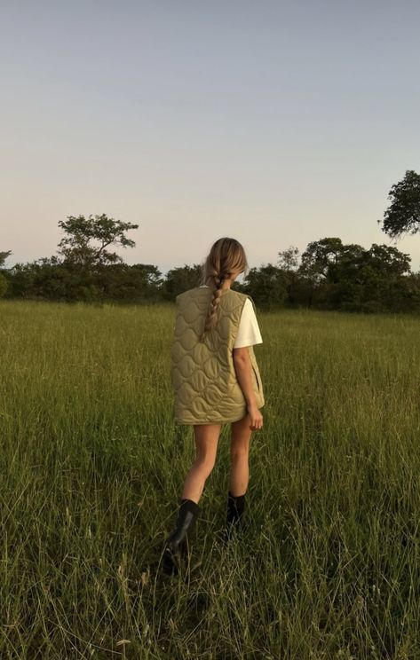 Safari Outfit Women Africa Chic, Safari Inspired Outfit, South Africa Outfits, Safari Outfit Women, Safari Honeymoon, Africa Safari Clothes, Camping Photoshoot, Africa Chic, South Africa Honeymoon