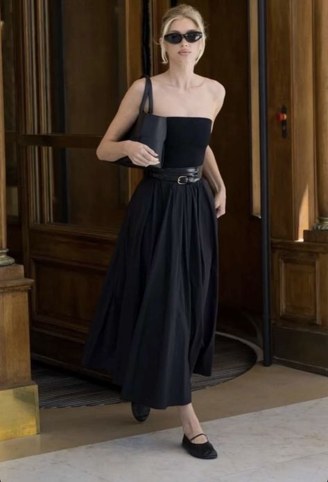 Black Dress White Accessories, Black Dress Colorful Accessories, Minimal Romantic Style, Award Ceremony Outfit, Elsa Hosk Style, Ballerina Outfit, Style Parisienne, Vogue France, Estilo Preppy