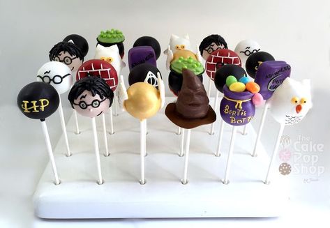 HAPPEE BIRTHDAE HARRY! Harry Potter Cake Pops Harry Potter Cake Pops, Harry Harry Potter, Harry Potter Motto Party, Baby Harry Potter, Happee Birthdae Harry, Harry Potter Treats, Harry Potter Desserts, Gateau Harry Potter, Hogwarts Party