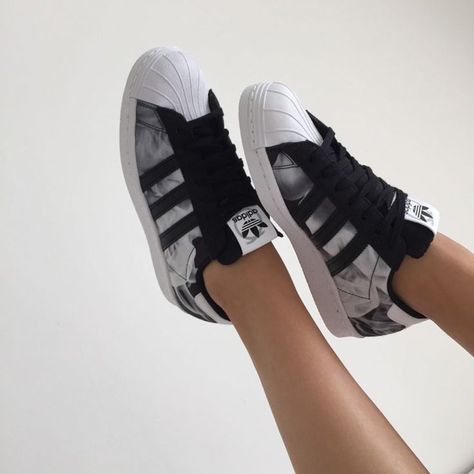 20 estilos de Adidas que toda chica desea coleccionar Black Adidas Superstar, Rita Ora Adidas, Adidas Superstar Black, Mens Work Shoes, White Nike Shoes, Tumblr Aesthetic, Nike Tennis Shoes, Baskets Nike, Adidas Fashion