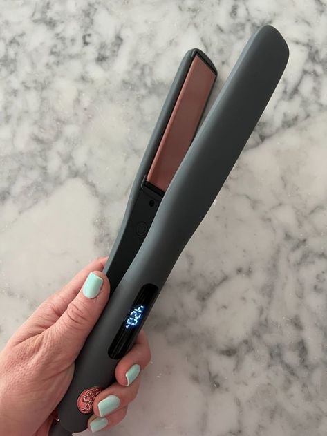 The top 3 BEST hair straighteners - one for every budget! - Mint Arrow Aesthetic Hair Straightener, Hair Stuff Aesthetic, Best Hair Straightner, Flat Iron Aesthetic, Good Hair Straighteners, Best Hair Iron, Hair Straightener Aesthetic, Best Straightening Iron, Hair Tools Aesthetic