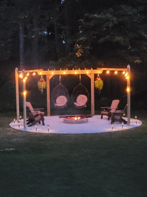 String Lights Around Fire Pit, Swings Around Fire Pit, Backyard Fire Pit Ideas, Poolside Vibes, Outdoor Patio Ideas Backyards, Outdoor Fire Pit Area, Bon Fire, Outside Fire Pits, Backyard Bonfire