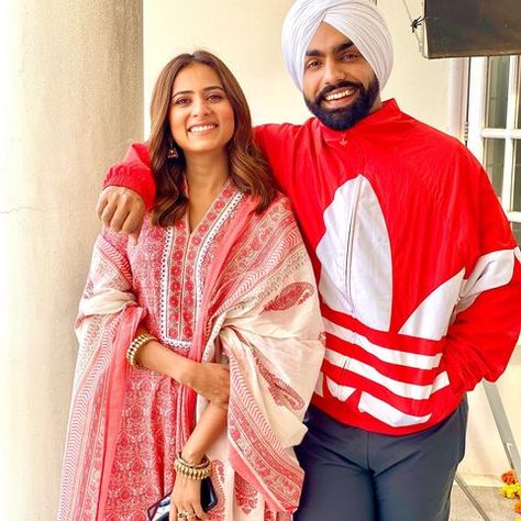 Sardar Fashion, Status Pic, Sargun Mehta, Punjabi Singer, Instagram Black Theme, Ammy Virk, Punjabi Couple, Black Theme, Emoji For Instagram