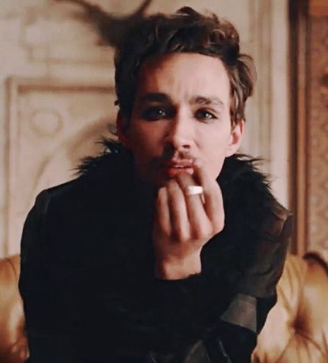 The Umbrella Academy Klaus Umbrella Academy, Academy Umbrella, Klaus Hargreeves, Robert Sheehan, Under My Umbrella, Umbrella Academy, Best Shows Ever, Serie Tv, Actors & Actresses