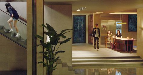 Parasite House Interior, Parasite House Design, Parasite House, Parasite Movie House Design, Parasite Quotes Movie, Parasite Art Movie, Parasite Movie Stills, Atrium House, Chalet Interior Design