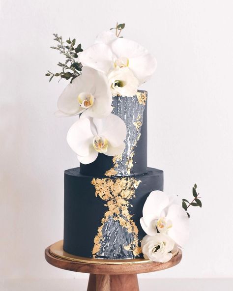 Wedding Cake 2023, White Floral Wedding Cake, Wedding Cake Original, Princess Wedding Cakes, Modern Wedding Cakes, Cake 2023, Black Wedding Cake, A Black Wedding, Geode Cake Wedding