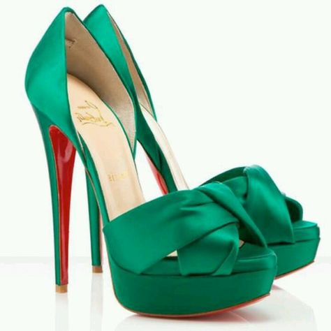 Emerald Louboutins Verde Smeraldo, Green Heels, Red High Heels, Olivia Palermo, Mein Style, Fabulous Shoes, Green Shoes, Crazy Shoes, Shoe Obsession