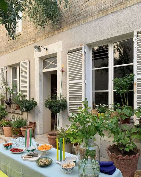 Current Obsessions: Full-On Summer - Remodelista French Country Porch, Petite Kitchen, Homes In France, A Moveable Feast, Country Porch, Bon Weekend, Antique Desk, Paris Apartments, French Countryside