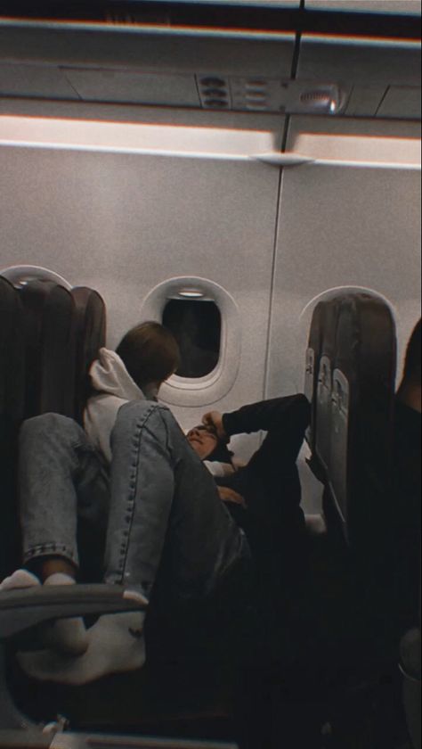 Couple On Plane Pictures, Plane Aesthetic Couple, Flying With Boyfriend, Couple In Airplane, Airplane Couple Aesthetic, Couple Flying Together, Trips With Boyfriend, Couple On Plane, Airport Couple Aesthetic