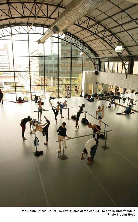 Oh, I would adore to dance in this studio every day! (South African Ballet Theater) Dance Nation, Dance Studio Design, Dance Studio Decor, 1million Dance Studio, Ballet Studio, Dance Dreams, Bolshoi Ballet, Ballet Theater, Studios Architecture