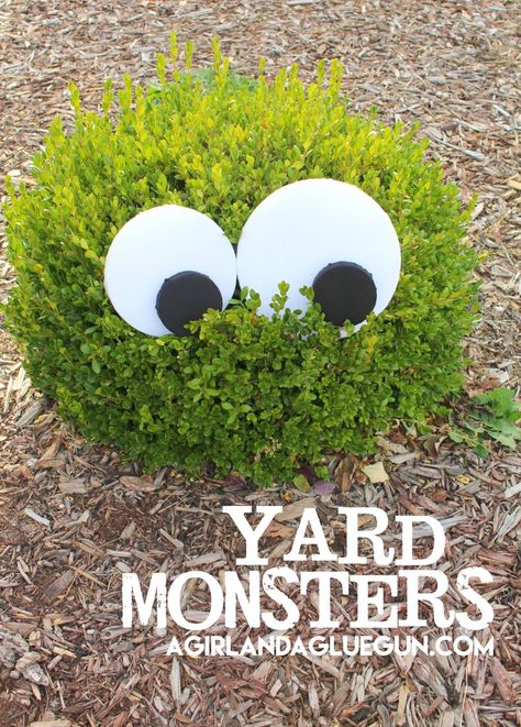 Make giant eyeballs to put in your shrubs to be the silliest yard on Halloween! - Halloween decorating - Halloween DIY - funny Halloween - kids crafts - kids Halloween Yard Monsters, Front Yard Halloween Decorations, Pasteles Halloween, Casa Halloween, Homemade Halloween Decorations, Adornos Halloween, Easy Halloween Crafts, Halloween Tattoo, Halloween Yard Decorations